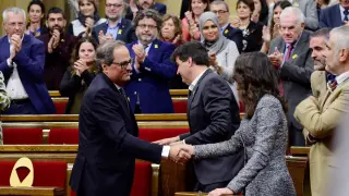 Torra estrecha la mano a Arrimadas durante la sesión del Parlament en la que ha sido investido presidente de la Generalitat de Cataluña.