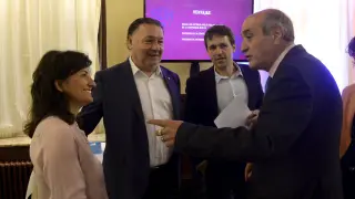 Agustín Lasaosa y Josete Ortas en el centro, conversan con Isabel Ferrer, de la Asociación de Comerciantes, y Fernando Callizo, de CEOE.