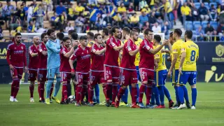Los jugadores del Real Zaragoza y del Cádiz se saludan al comienzo del partido.