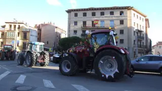 Tractores engalanados con flores por la celebración de San Isidro Labrador en Aragón
