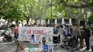 Medio centenar de padres se concentraron este jueves en la plaza de Cervantes de Huesca