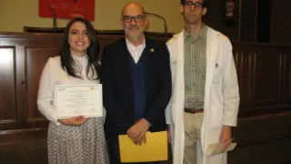 Los premiados, con el director científico del Instituto de Investigación Sanitaria de Aragón, Ángel Lanas.