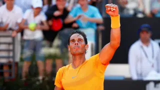 El español Rafa Nadal celebra su victoria contra el tenista serbio en Roma.