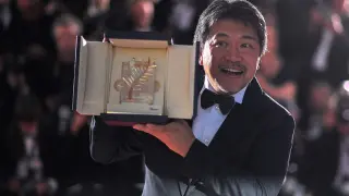 El cineasta japonés Hirokazu Kore-eda posa con su trofeo.