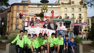 Representantes de las peñas y otros aficionados del Huesca, así como niños de la cantera, se reunieron ayer en la plaza de Navarra.