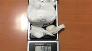 Las bolsas de droga que se le han incautado al conductor detenido.