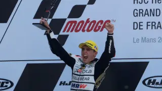 Arenas celebra su primer triunfo en Moto 3.