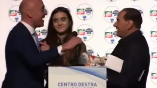 El rostro de la joven tras saber que Berlusconi la prefiere a ella como regalo.