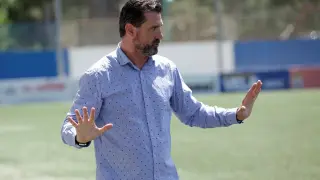 Rubén Losada da instrucciones durante el último partido del Ebro en La Almozara esta temporada.