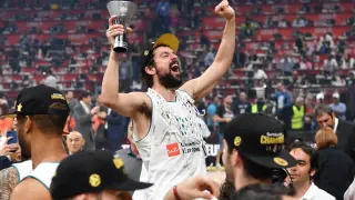 Sergio Llull celebra la victoria después de cortar la red de la canasta