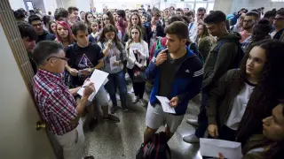 Un grupo de alumnos espera para entrar en el aula, en la Facultad de Derecho,  durante la selectividad del año pasado