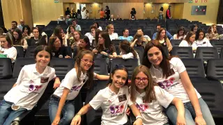 Las alumnas oscenses Alejandra, Paula, Sara y Valeria con su profesora de robótica, Patricia Heredia, en una de las fases del concurso internacional de emprendimiento tecnológico femenino.