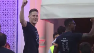 Álex Remiro, portero del Huesca, en la celebración del ascenso.