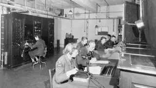 Operadores de la red Chain Home en la II Guerra Mundial. A la izquierda, la operadora de radar