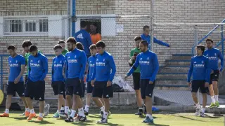 Los jugadores del Real Zaragoza salen del vestuario.