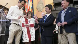 Los jugadores entregaron una camiseta firmada al alcalde.