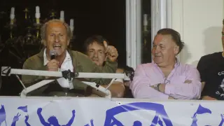 Petón el martes en el balcón del Casino, junto a José Luis Ortas y Agustín Lasaosa.