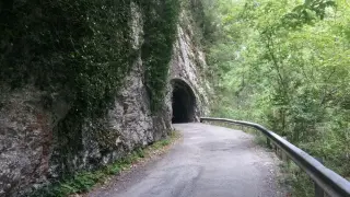 Carretera de Añisclo, con el túnel que presenta riesgo de derrumbe