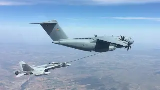 El avión A400M alemán rebastece combustible a un F-18 de la Base de Zaragoza en los cielos de Teruel
