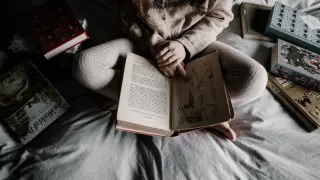 Muchas personas escogen el momento de irse a dormir como tiempo de lectura.