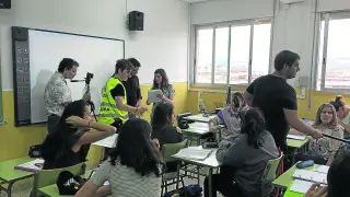 Un momento de la grabación del audiovisual en las instalaciones del instituto de Illueca.