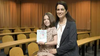 Elena Romero, estuvo acompañada ayer por su madre, Diana Gomariz, en la presentación del libro en Zaragoza