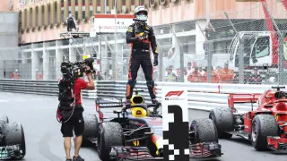 Ricciardo celebra su triunfo en Mónaco.
