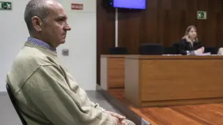 El acusado, Javier V. R, en la sala de la Audiencia Provincial de Zaragoza donde está siendo juzgado.
