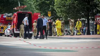 Artificieros permanecen en el lugar de un tiroteo en Lieja, Bélgica, hoy, 29 de mayo de 2018. Un hombre mató hoy a dos agentes de policía y a un pasajero de un coche en la ciudad belga de Lieja, durante un tiroteo ocurrido hoy, que la Fiscalía Federal investiga como un presunto caso de terrorismo