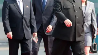 Kim Jong-un junto a uno de los altos argos del gobierno norcoreano, Kim Yong-chol a la izquierda