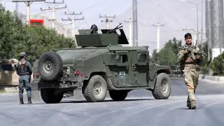 Agentes asegurando la carretera de la sede del Ministerio de Interior de Afganistán tras el ataque.