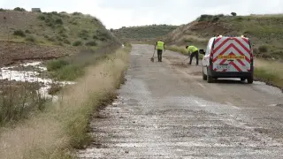 Operarios limpiando la carretera que une Ballobar y Candasnos