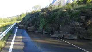 Desprendimiento en la carretera entre Campo y Las Vilas