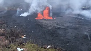 Bruma volcánica producida por la lava del Kilauea en contacto con el agua del mar