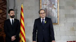 Quim Torra (d), acompañado por el presidente del Parlament, Roger Torrent (i), toma posesión de su cargo como presidente de la Generalitat en un acto celebrado hoy en el Saló Verge de Montserrat del Palau de la Generalitat.