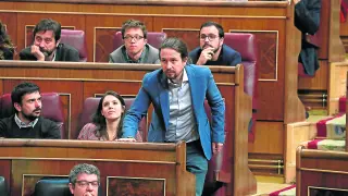 Votación del líder de Podemos, Pablo Iglesias, el viernes, durante la moción de censura.