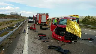 El conductor de este furgón de color rojo resultó fallecido en el acto al chocar contra el todoterreno en Botorrita.