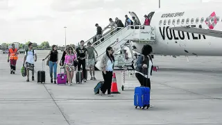 Los primeros pasajeros procedentes de Venecia que han aterrizado en Zaragoza.
