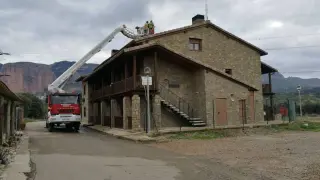 Bomberos de la DPZ, en el incendio de una vivienda en Murillo, perteneciente a la Hoya de Huesca