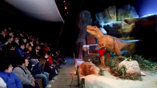 El público contempla el espectáculo del T-Rex desde las gradas.