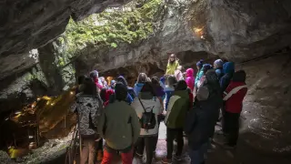 La cueva de Las Güixas recibe 30.000 visitantes al año.