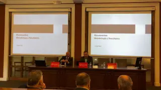Jorge Sanz, presidente de la comisión de expertos, y Pedro Machín, del Clúster de la Energía de Aragón, en la Cámara de Zaragoza.