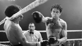 Para meterse en el papel de Jake La Motta, De Niro ganó casi 30 kilogramos de peso, bebió y fumó en exceso y practicó boxeo para tratar de vivir como lo hacía el púgil.