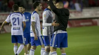 Los futbolistas del Zaragoza, al concluir el partido de Los Pajaritos.