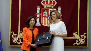 Margarita Robles posa junto a María Dolores de Cospedal
