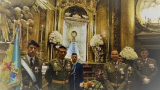 Miembros de la Brigada de Aragón, ayer ante la Virgen del Pilar.