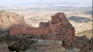 El castillo de Peracense, la fortaleza más emblemática de Teruel se confunde con la roca.