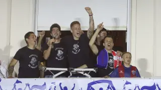 Varios futbolistas del Huesca celebran el ascenso a Primera en el balcón del Casino el pasado 22 de mayo.