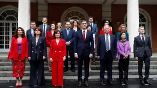 Los ministros posan con Pedro Sánchez tras el primero Consejo de Ministros del nuevo equipo.