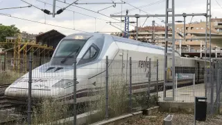 Trenes AVE que se salen varios metros del andén. El andén actual tiene 197 metros frente a los 200 de los trenes AVE, de forma que la cabeza tractora queda fuera. La normativa europea obliga a prolongarlos a 400 metros, lo que supondría duplicar la longitud de la plataforma de la estación intermodal de Huesca.
